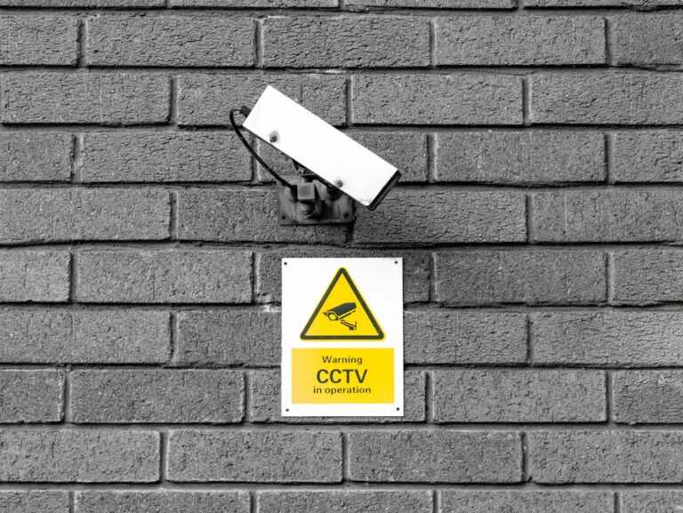 CCTV 작동 중임을 알리는 표지판과 카메라